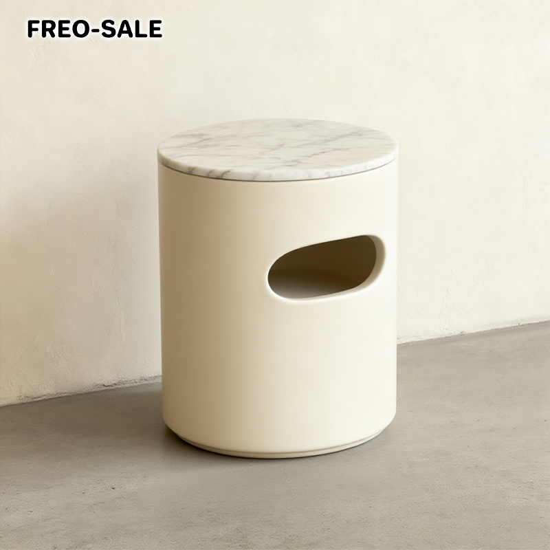 고급 대리석과 세련된 원형 디자인의 테이블