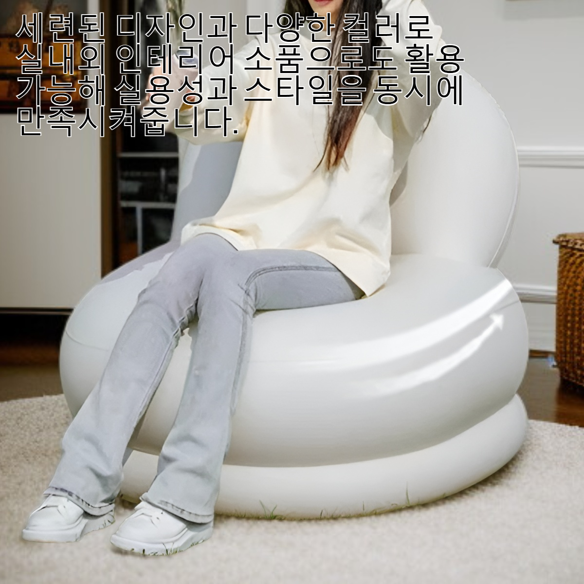 캠핑장에서 사용 중인 자가팽창식 라운지 소파