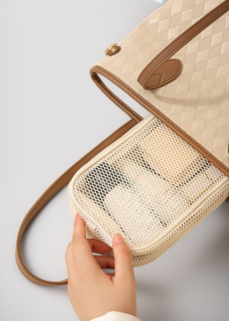 방수 소재로 제작된 세면용품 수납백