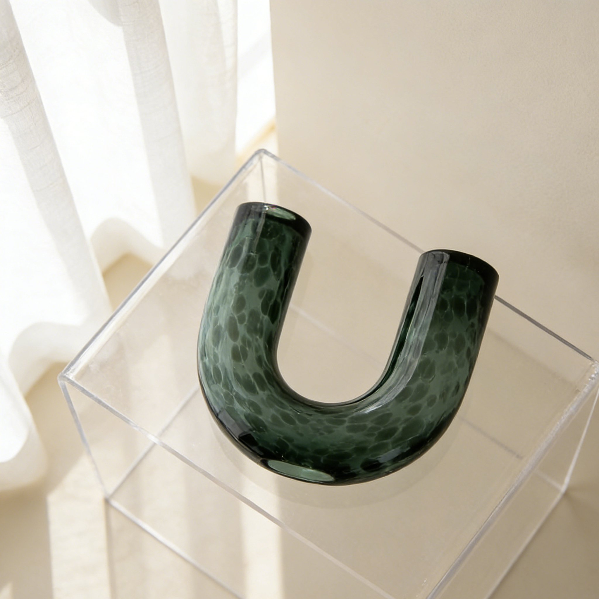 U型デザインが際立つおしゃれな置物