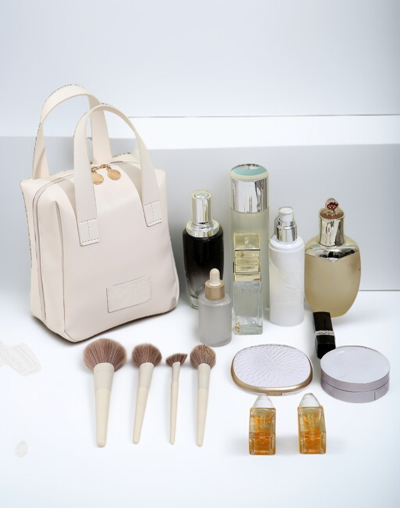 넉넉한 수납 공간의 화장품 파우치