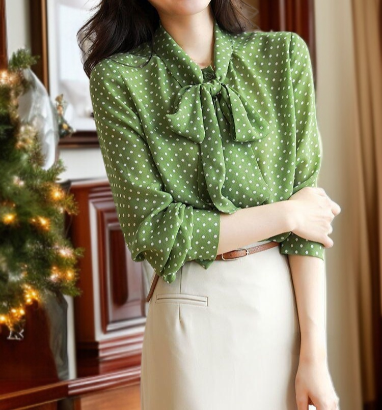 時尚女士波點長袖襯衫正面展示