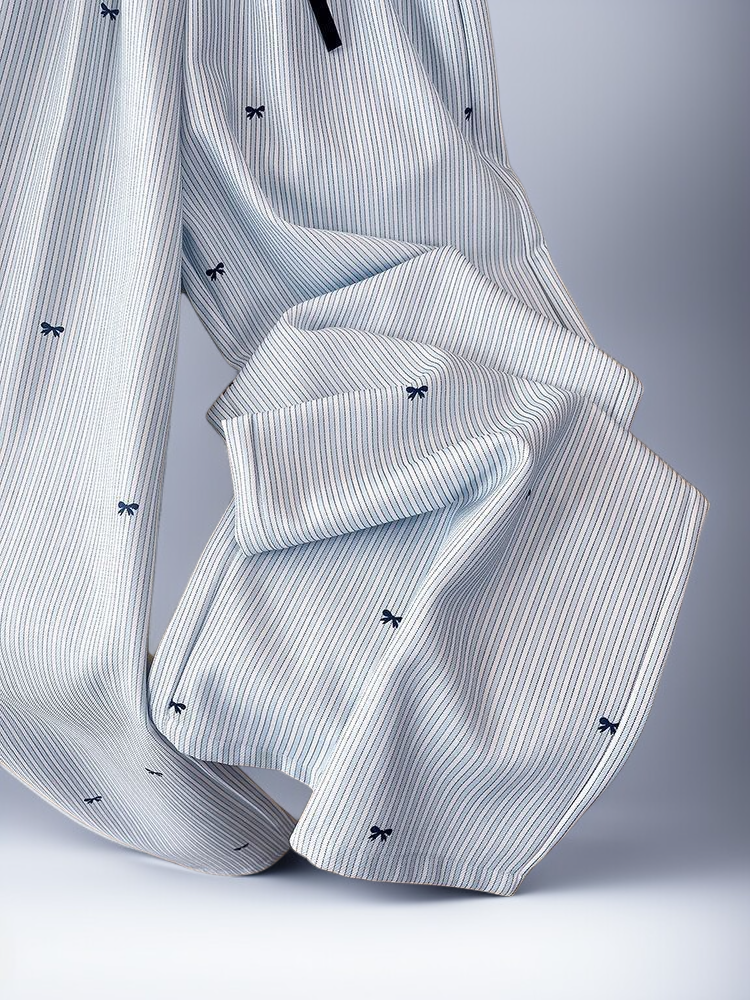 트렌디한 연한 파란색 줄무늬 바지 스타일링