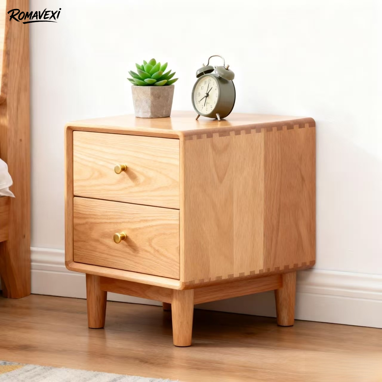 シンプルでモダンなスタイルの無垢材のベッドサイドテーブル。寝室での家庭使用に最適です。