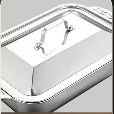 덮개가 있는 구운 생선 접시