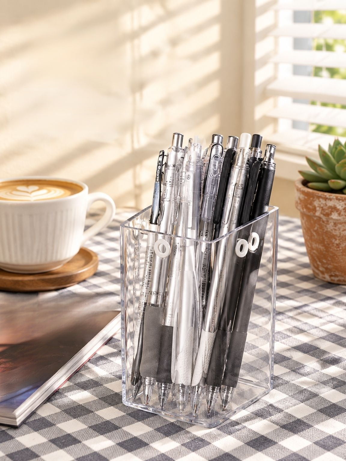 Caja organizadora para escritorio con diseño moderno y elegante.