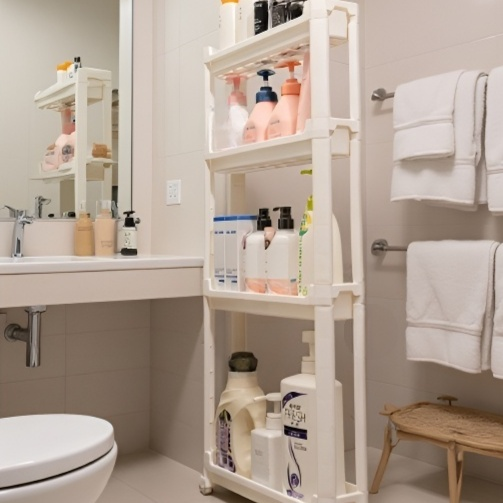 Organisation des accessoires sur étagère de salle de bain