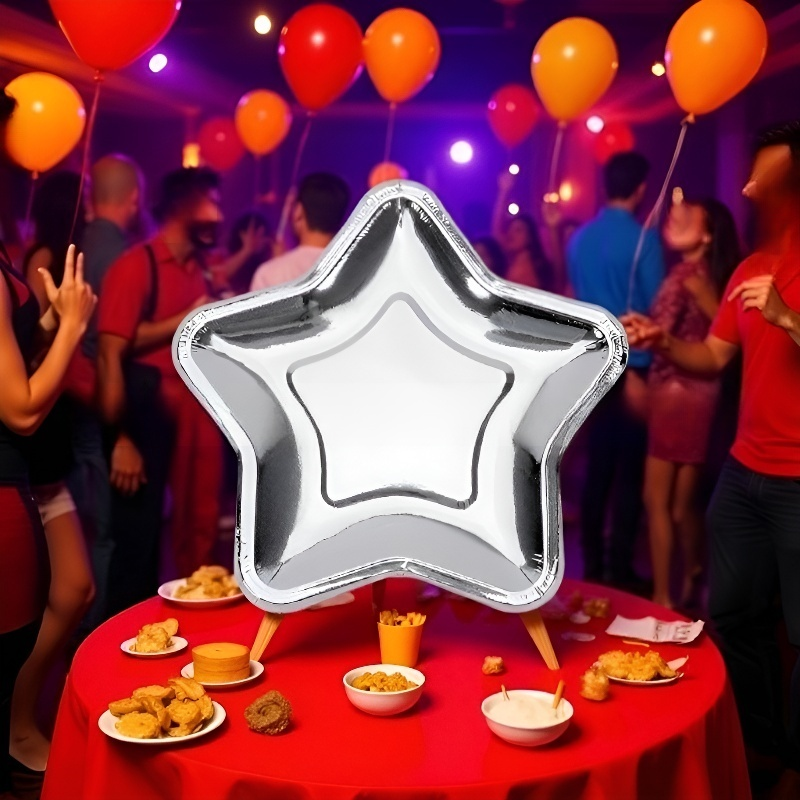 Platos de papel desechables con estrellas doradas y plateadas navideñas