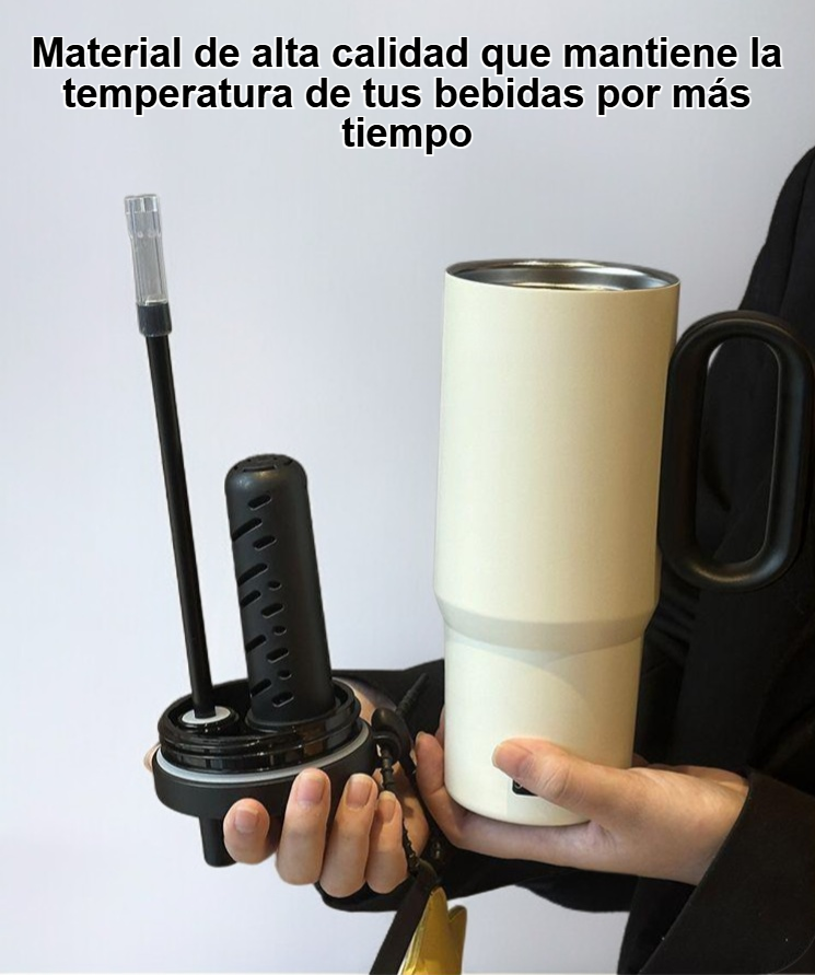 Taza de café de cerámica blanca sobre mesa de madera