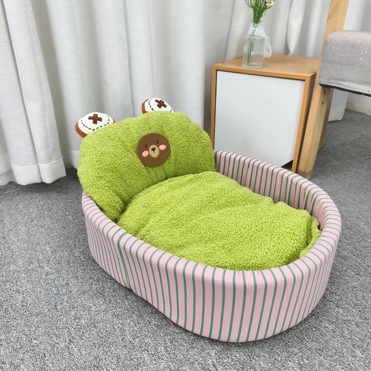 Cama nido junto a la cerca gruesa para mascotas