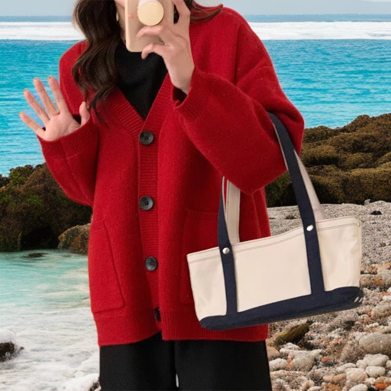 Strickjacke im College-Lazy-Style mit V-Ausschnitt