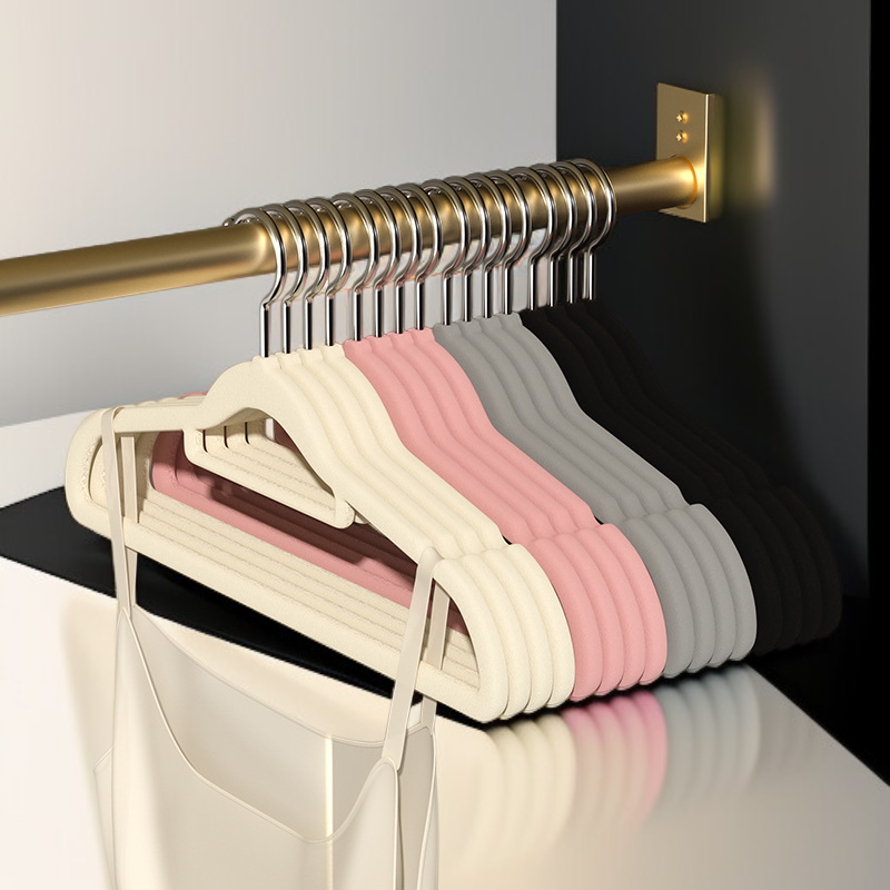 Percha de terciopelo sin marcas colgando ropa delicada