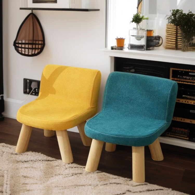 Silla pequeña de madera para niños