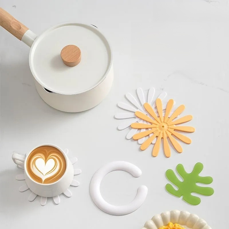 Odnímatelná podložka pod hrnec ve tvaru sedmikrásky