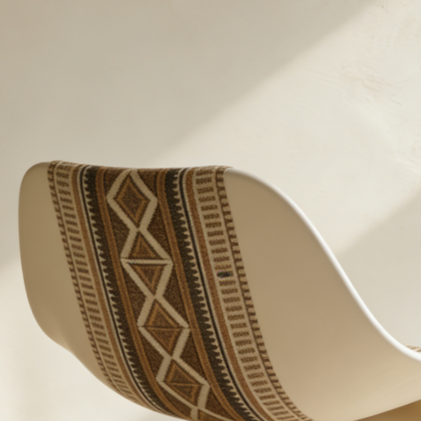 モダンな曲線型デザインのチェア横からの写真