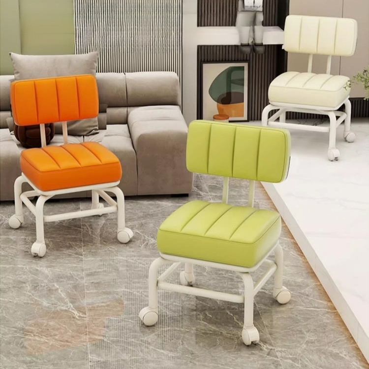 사방으로 회전하는 바퀴가 달린 조용한 벤치