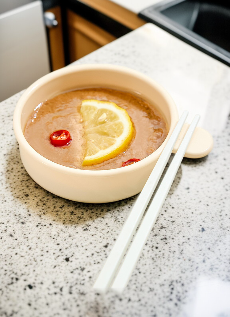 식탁 위에 놓인 도파민 방진 접시