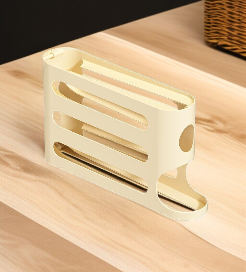 냉장고에 깔끔하게 정리된 투명 계란 수납함