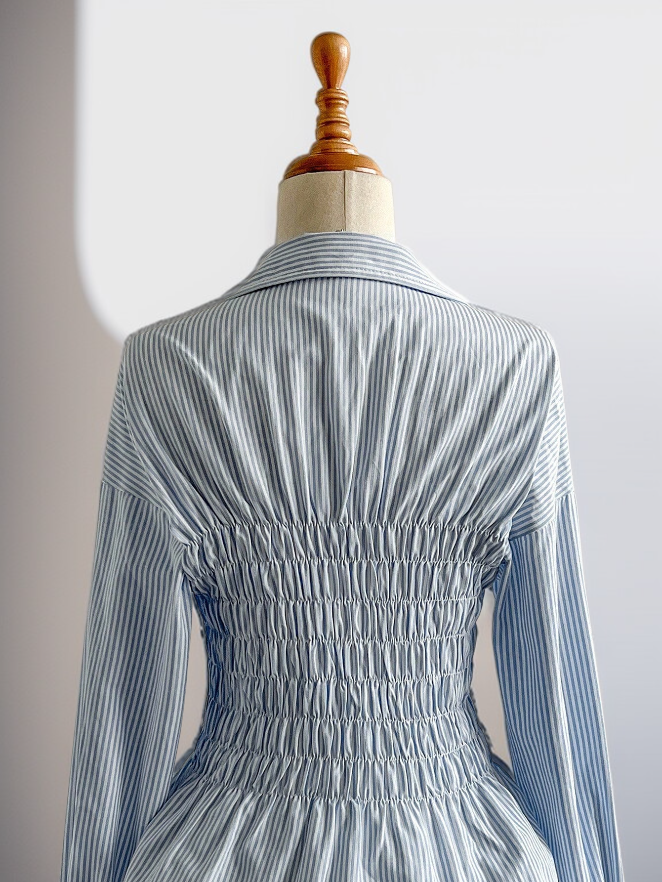 트렌디한 스트라이프 패턴 셔츠 모습