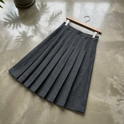 여성스러운 주름이 돋보이는 플리츠 스커트