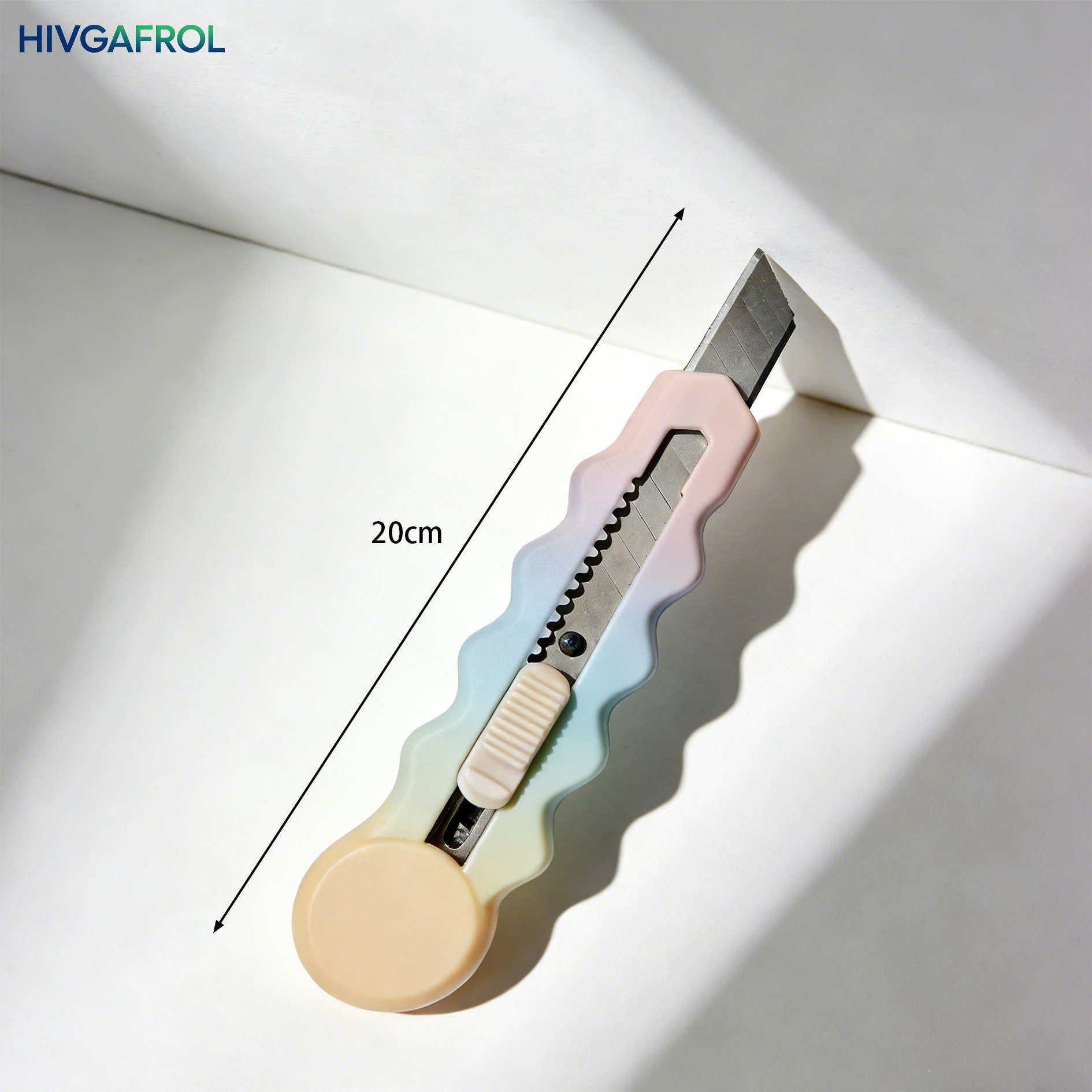 Obcinacz do papieru w użyciu w biurze