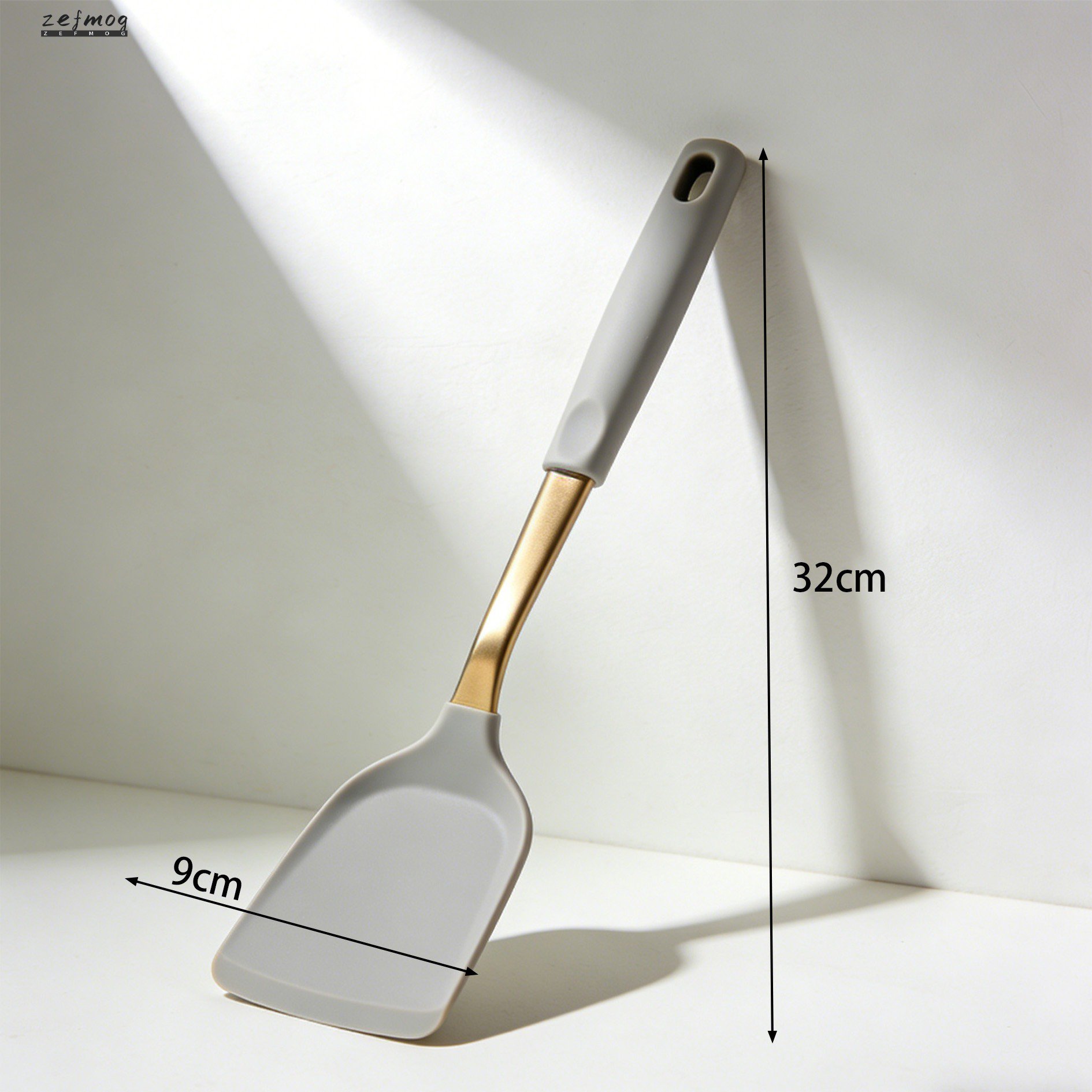 DIYやアウトドアに最適なスコップの使用例