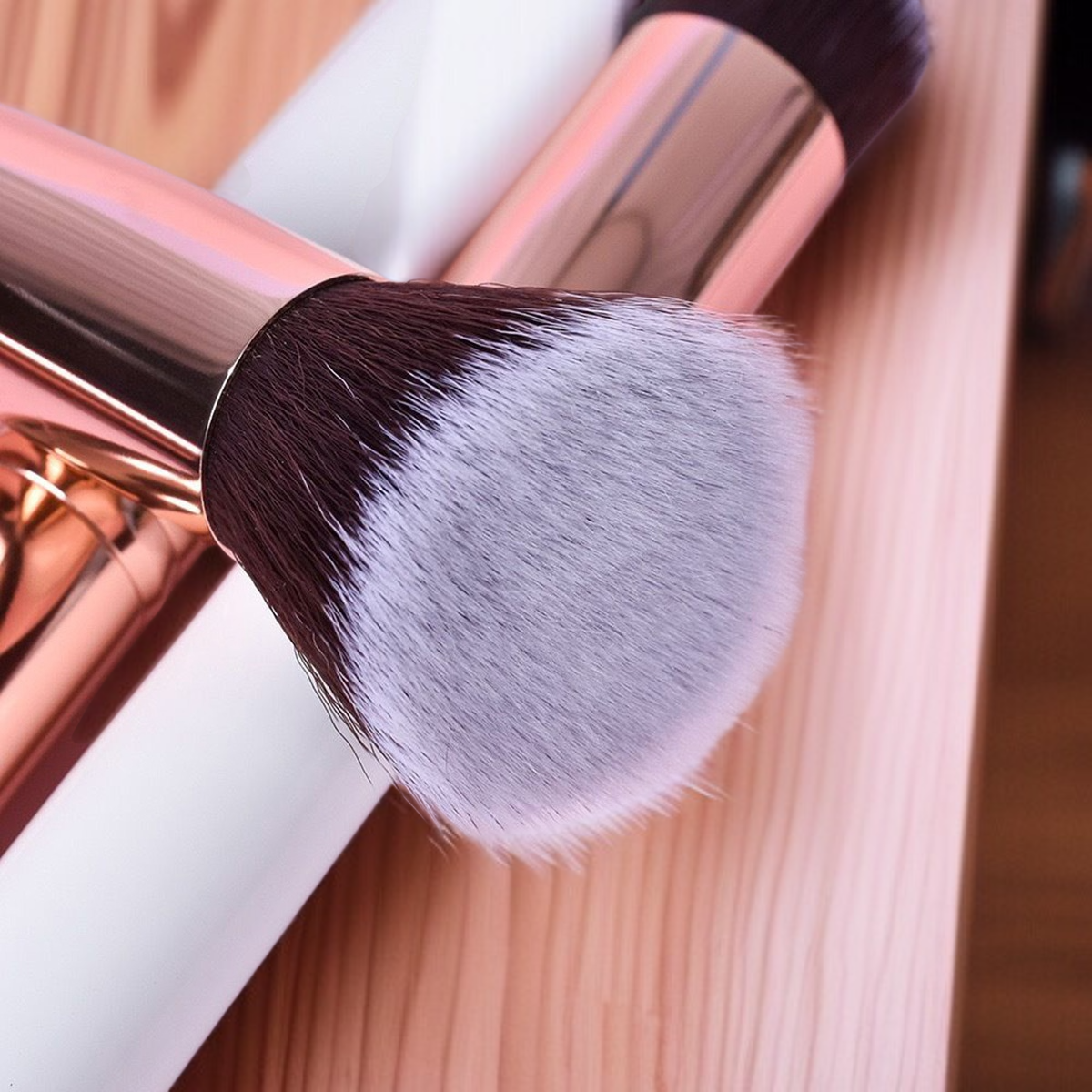 Good Makeup M14 set with foundation and eyeshadow brushes