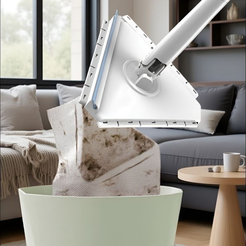 욕실 바닥에서 먼지 제거하는 삼각 밀대 사용 예시