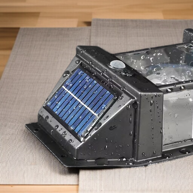 Solarbetriebene Außenleuchte mit wetterfestem Gehäuse