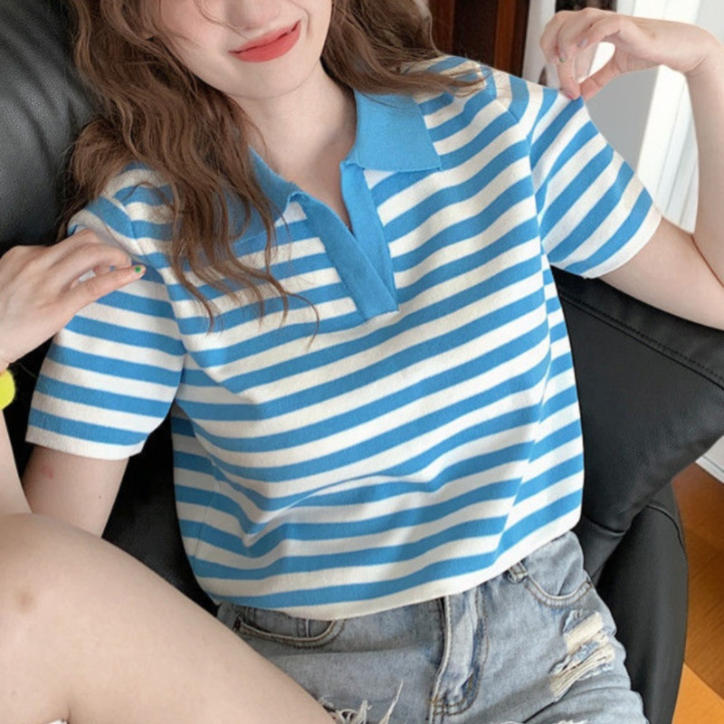 Camiseta corta de rayas con diseño moderno