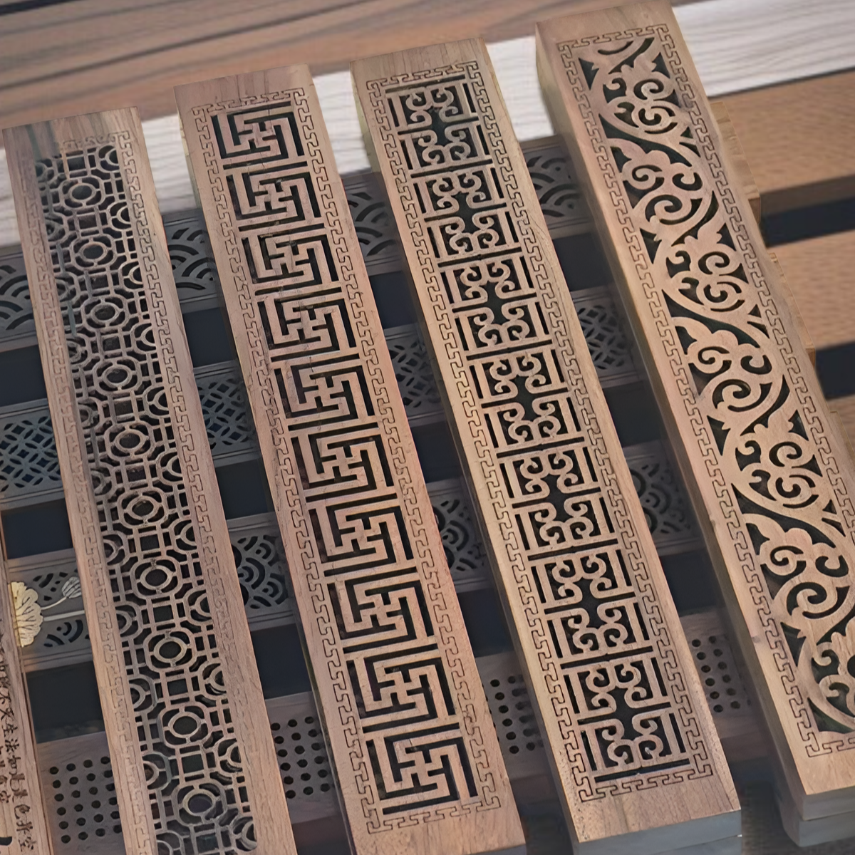 펀칭 디자인이 돋보이는 실목 향로