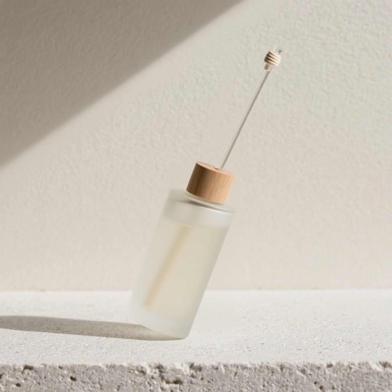 Botella de aromaterapia con difusor de piedra de ratán natural en la sala