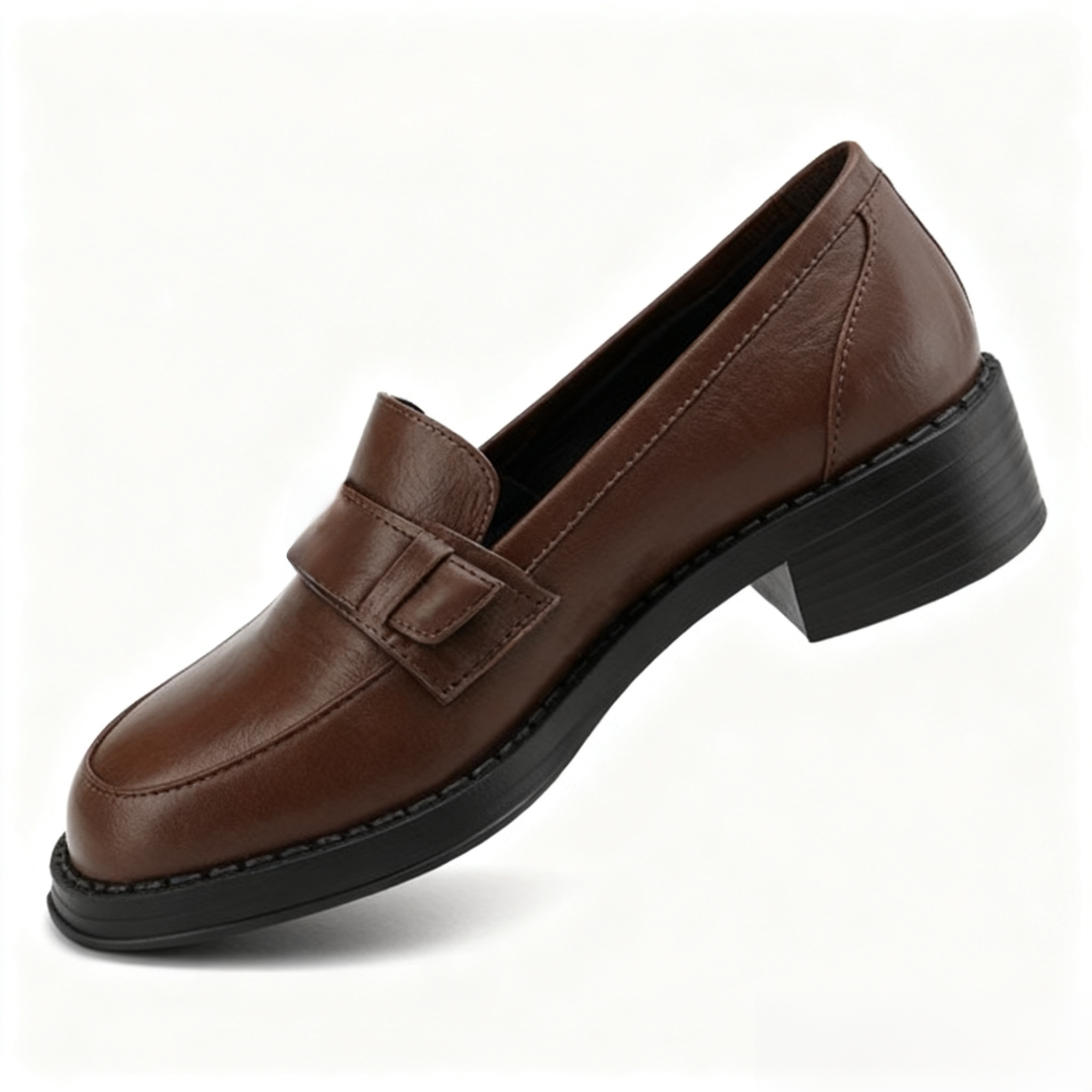 영국 스타일의 두꺼운 굽이 특징인 여성용 미드힐 로퍼