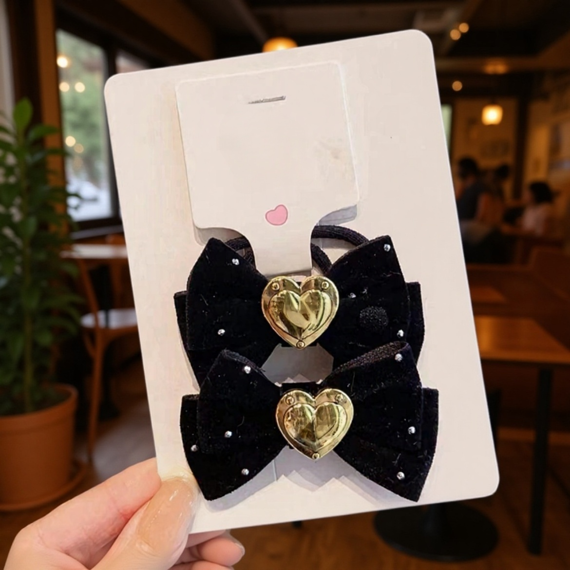 빨간 리본 머리핀 클로즈업 이미지