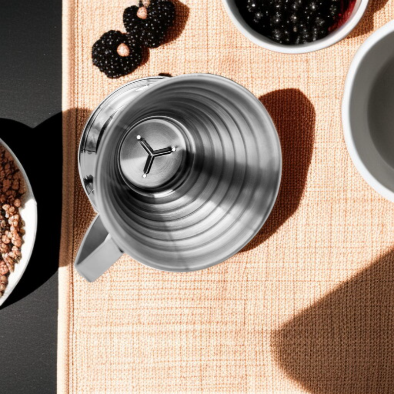 Robuster Edelstahl Kaffeefilter auf Tasse platziert