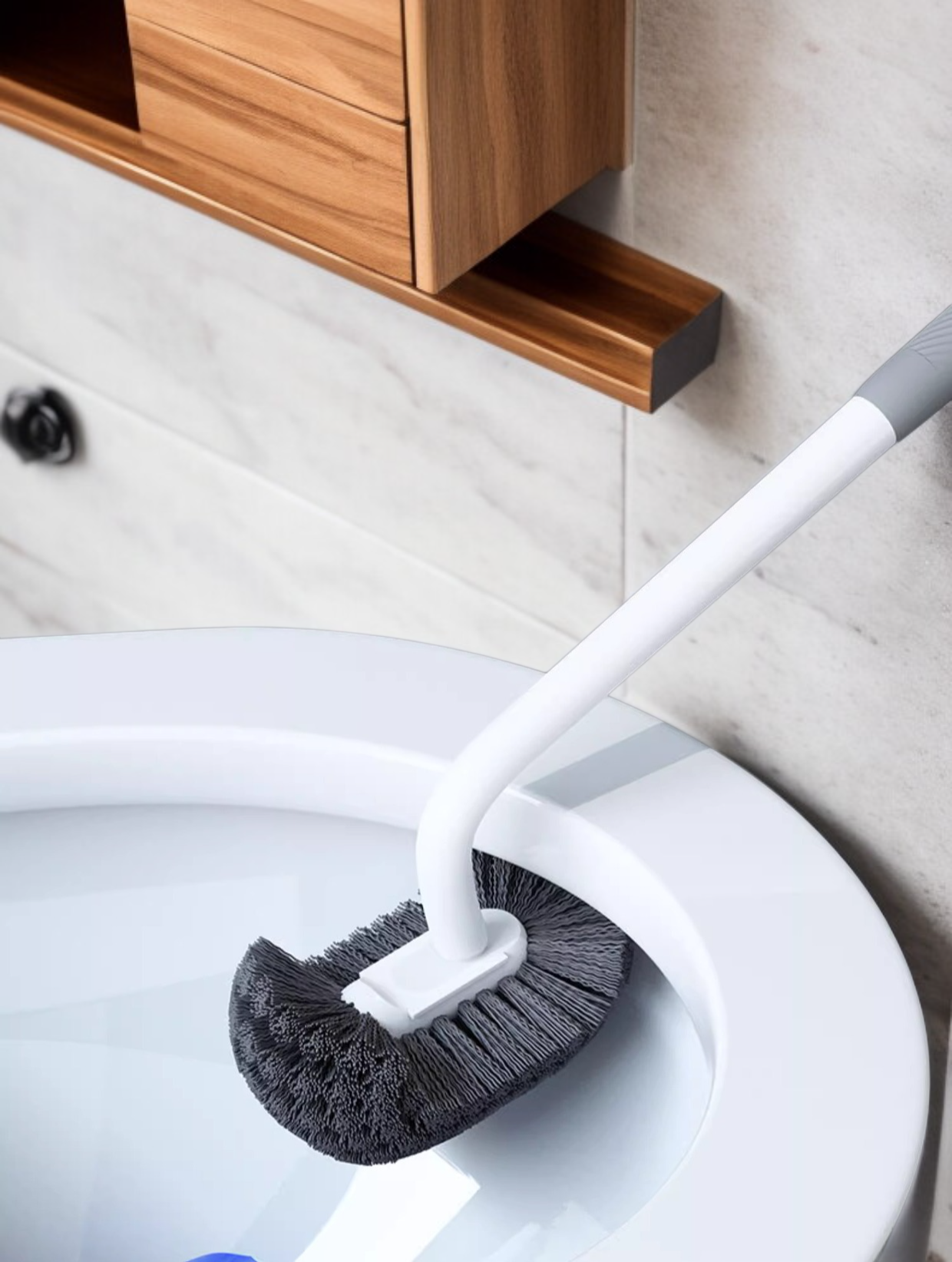 تصميم مريح لفرشاة تنظيف الحمام