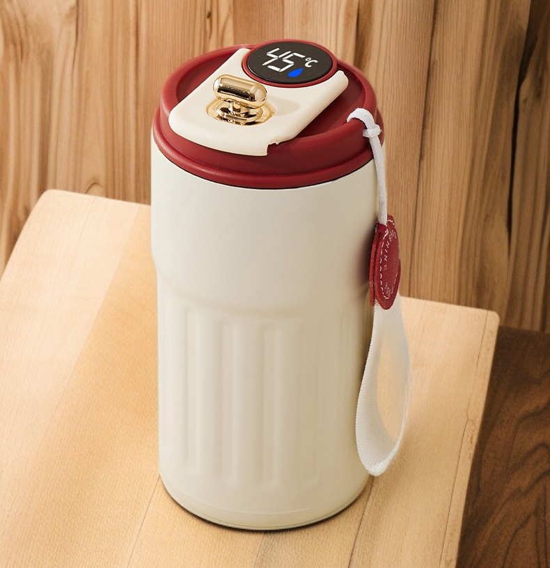 휴대하기 편리한 스마트 보온컵 사용 장면