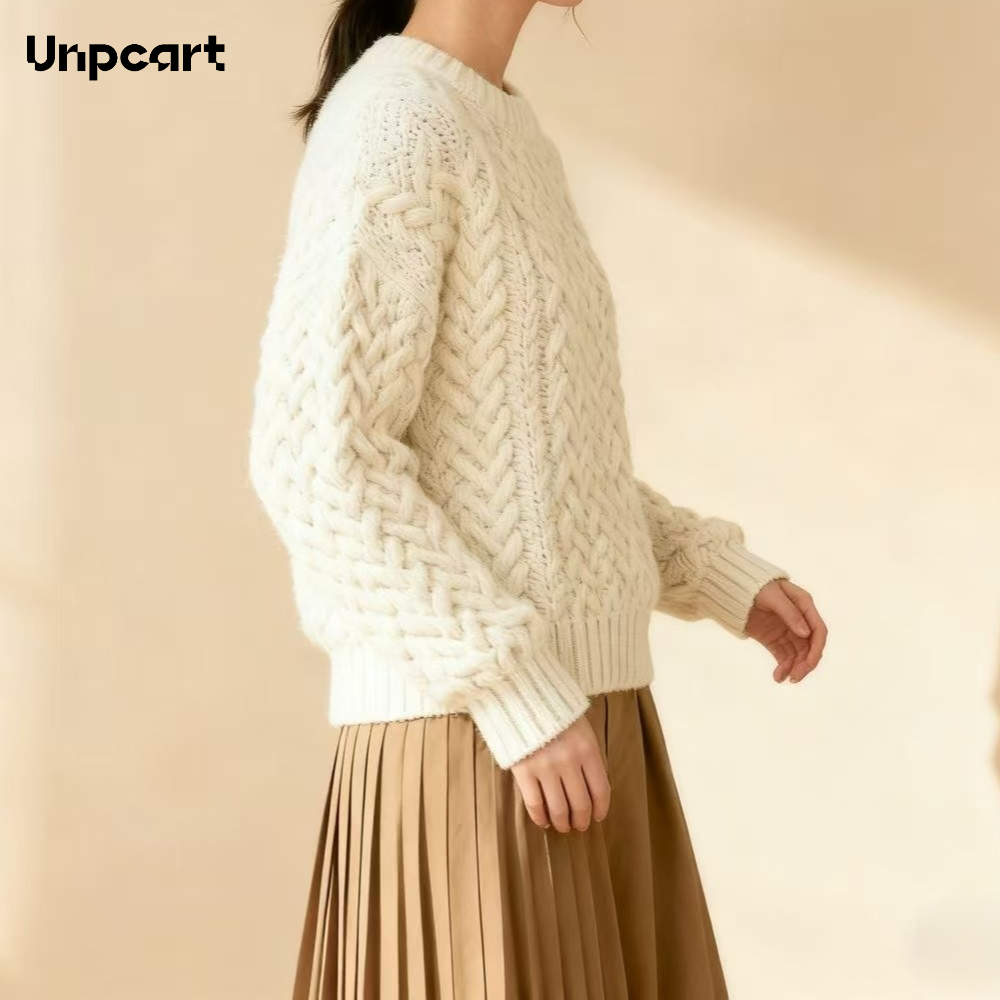 여성 모델이 착용한 흰색 스웨터