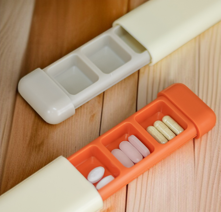 กล่องยาแบบพกพารูปสี่เหลี่ยมผืนผ้า สีขาว