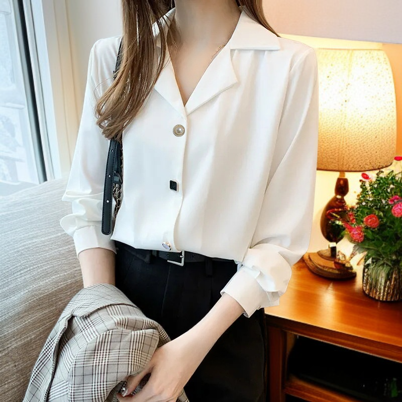 現代的なデザインのレディースシャツ、ボタンダウン、スリムで着心地抜群