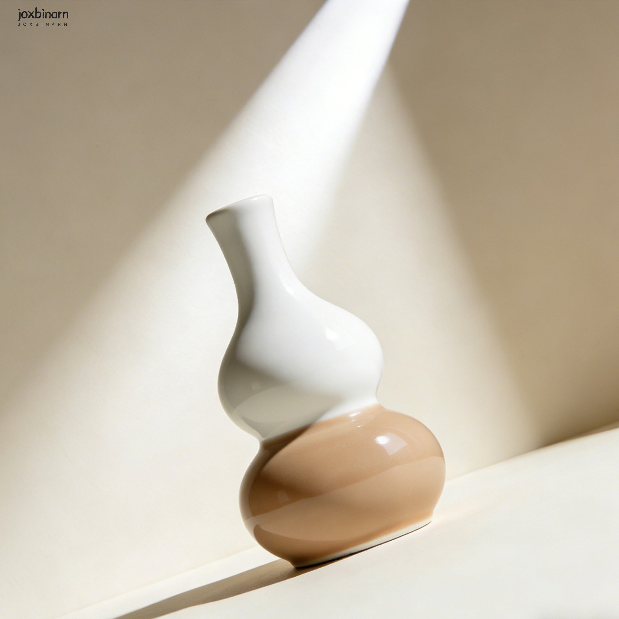 セラミック花瓶に花を飾ったイメージ