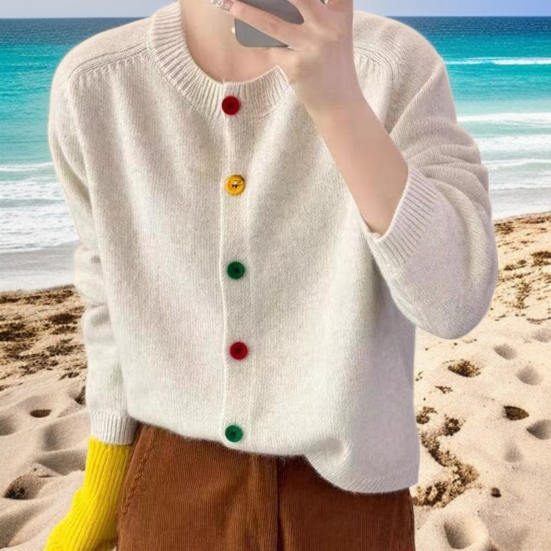 年齢を感じさせないカラーボタンセーター