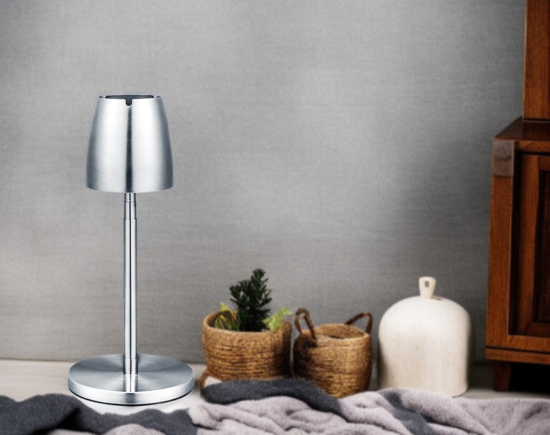 실내에서 사용 중인 스테인리스 재떨이