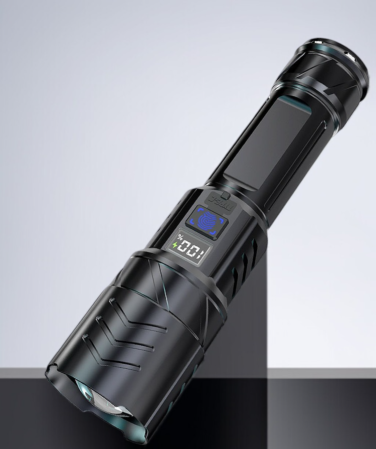 Leistungsstarke LED Taschenlampe im Einsatz bei Nacht