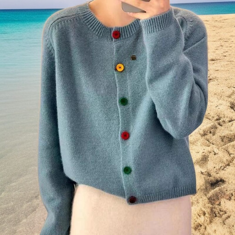 セーターのボタン部分アップ画像