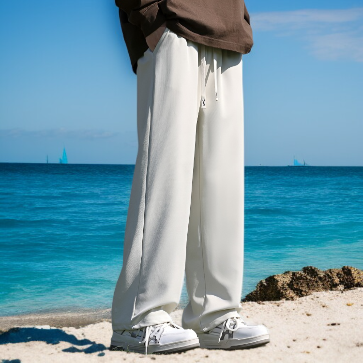 다양한 상의와 코디 가능한 남성 와이드 팬츠