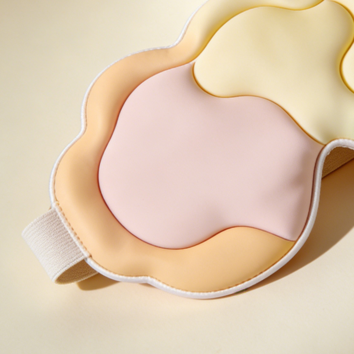 Detailansicht der atmungsaktiven Schlafmaske mit weichem Material