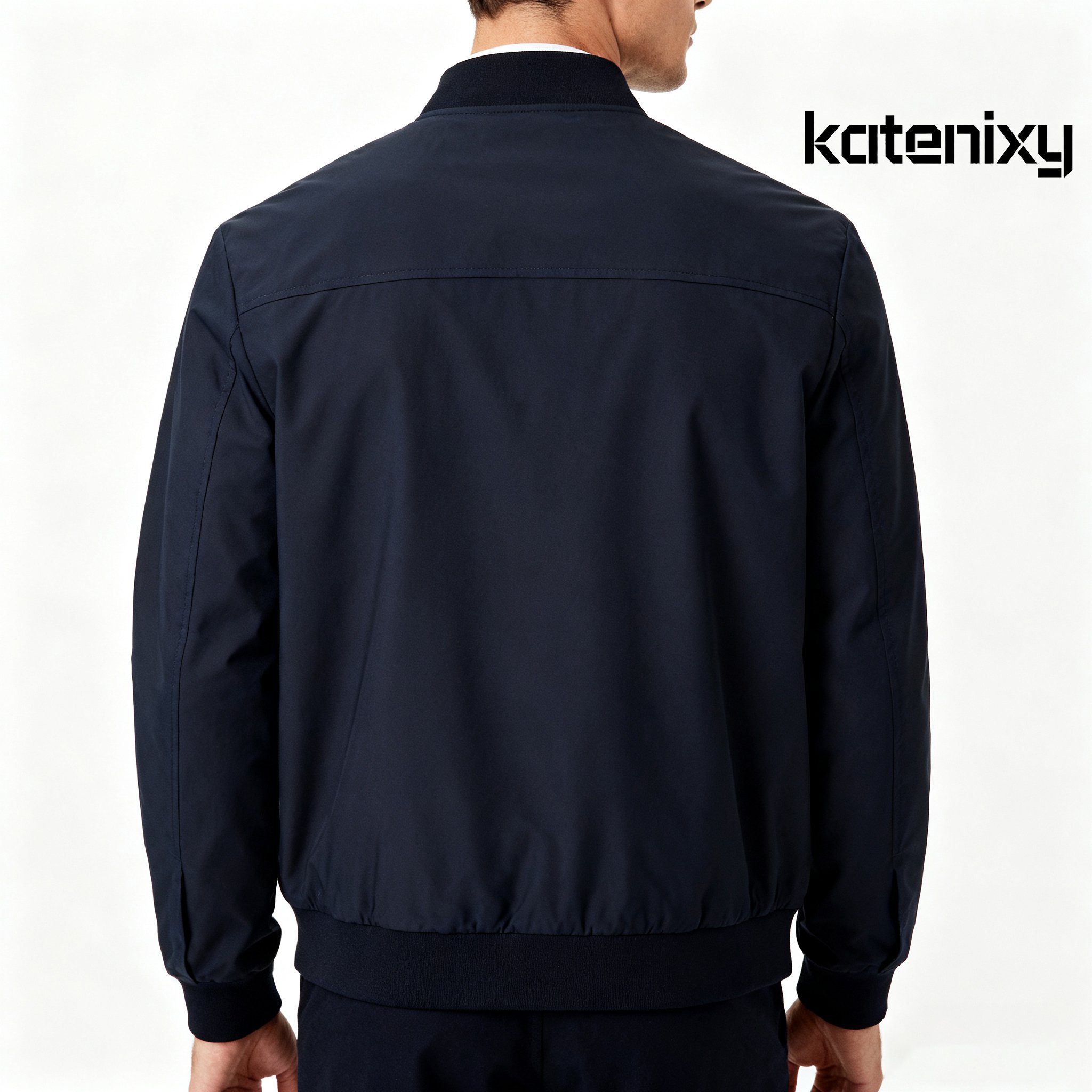 고급 소재의 진한 파란색 재킷 디테일