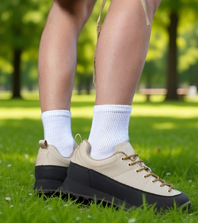 防水素材のハイキングシューズ詳細