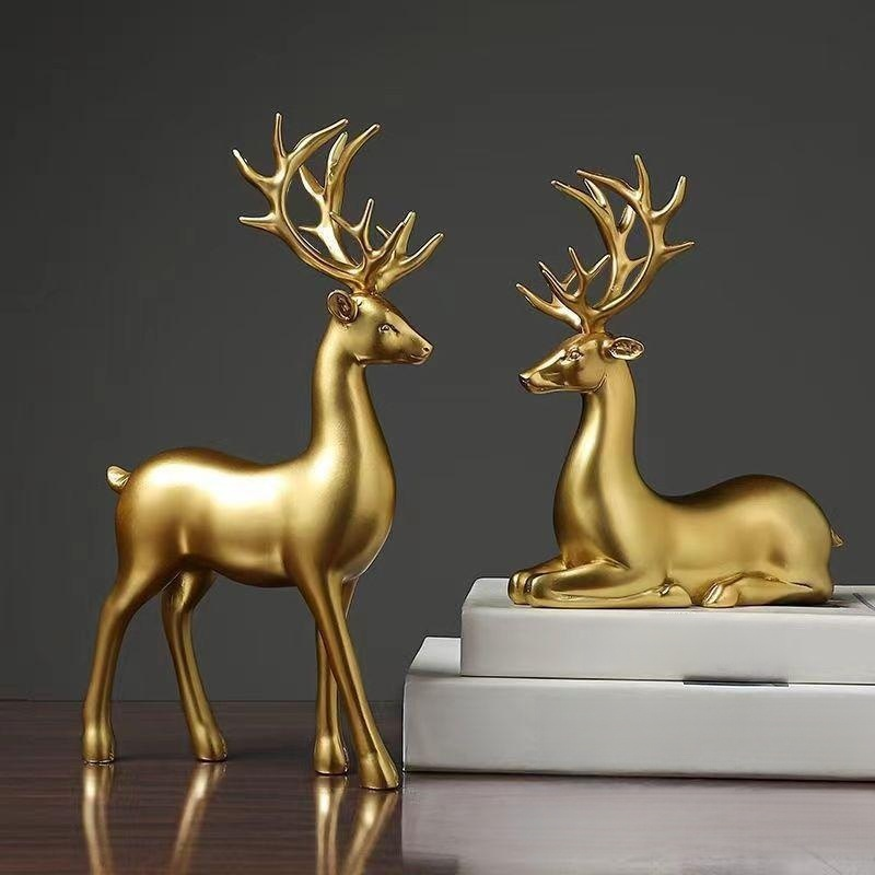 Dekoratives goldenes Hirschornament